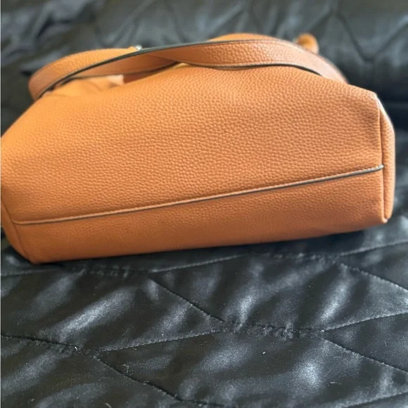 ✨ Preloved Alexis Bendel Tan Tote ✨ - Picture 3 of 8